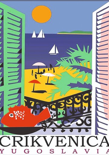 Blick aus einem Fenster mit offenen Fensterläden auf einen sonnigen Strand in Crikvenica. Der Himmel ist blau, das Meer ruhig mit Segelbooten, und der Strand ist mit Sonnenschirmen und Liegen ausgestattet. Ein stilisierter roter Fisch ist im Vordergrund zu sehen.