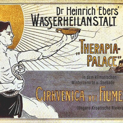 Ein historisches Plakat für die Wasserheilanstalt von Dr. Heinrich Ebers. Es zeigt eine männliche Figur, die eine Schale hält, umgeben von dekorativen Elementen. Der Text erwähnt den „Therapia-Palace“ in Crikvenica, Ungarn, und betont die klimatischen Vorteile des Ortes.